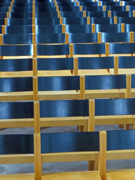 Photo empty chairs in rows