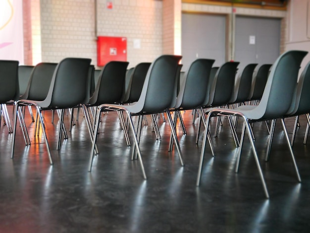 Foto sedie vuote nella sala dei seminari