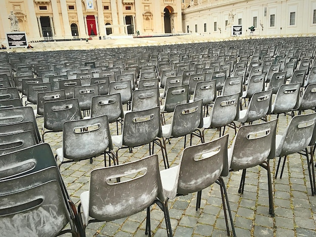 Photo empty chairs at st peter square