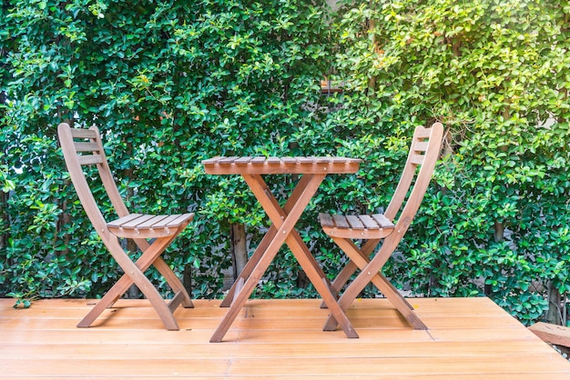 Photo empty chairs and table against trees