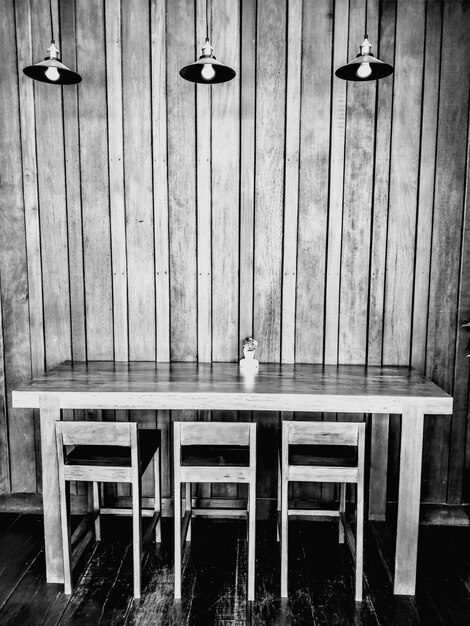 Foto sedie vuote e tavolo contro il muro in un ristorante