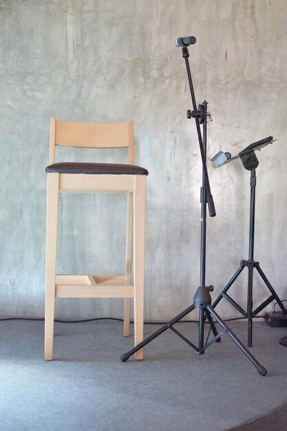 Photo empty chairs and table against wall