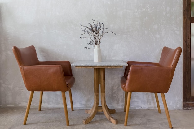 Photo empty chairs and table against wall