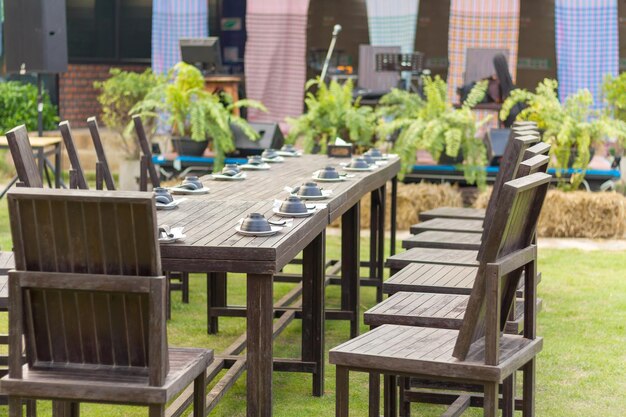 Photo empty chairs and table arranged at restaurant