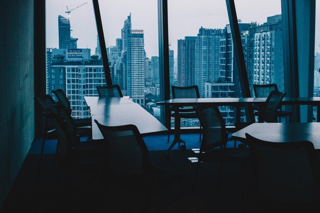 Photo empty chairs and table in building