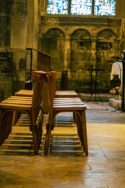 Photo empty chairs and table in building