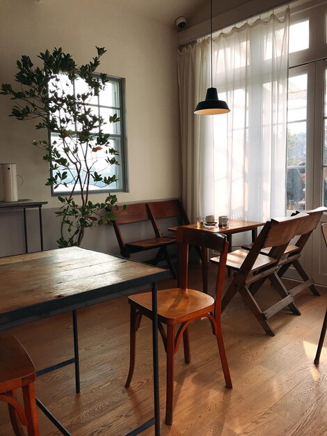 Photo empty chairs and table at cafe