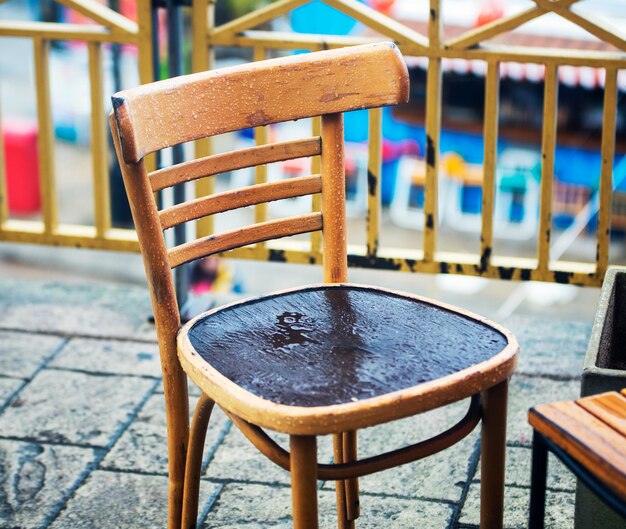 Foto sedie e tavoli vuoti al caffè.