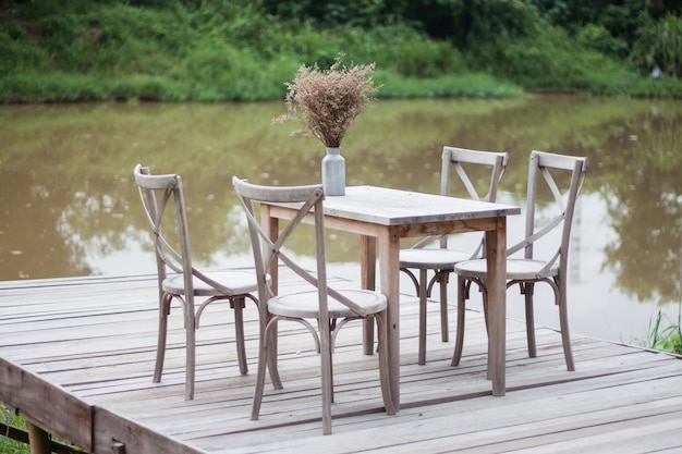 Photo empty chairs and table on field