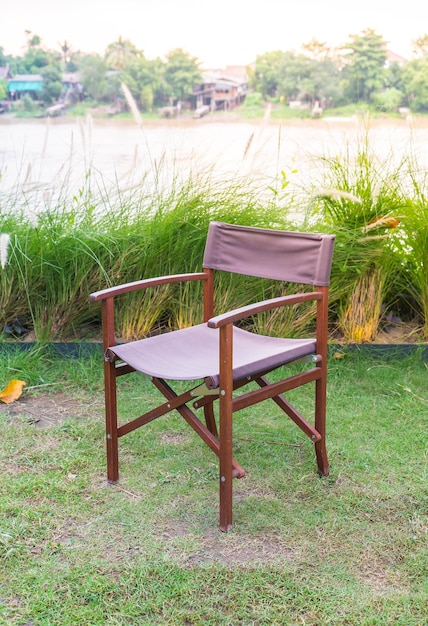 Photo empty chairs and table on field