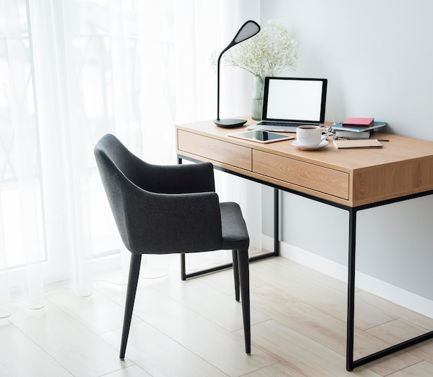 Photo empty chairs and table at home