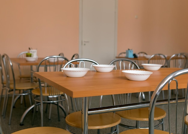 Photo empty chairs and table at home