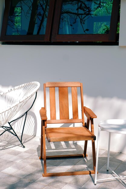 Photo empty chairs and table at home