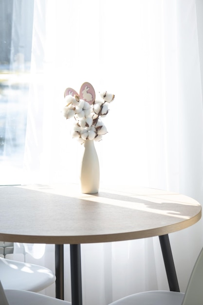 Photo empty chairs and table at home