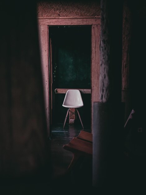 Photo empty chairs and table at home