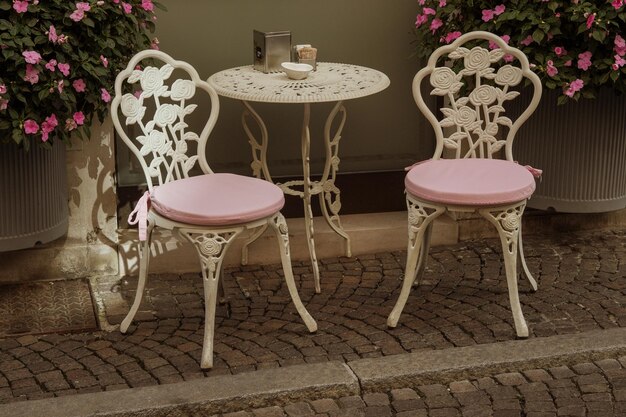 Photo empty chairs and table at home