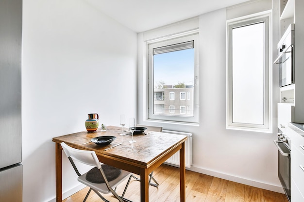 Photo empty chairs and table at home