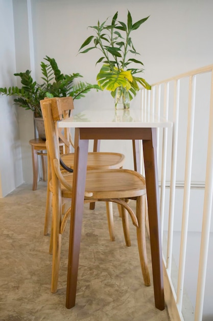 Photo empty chairs and table at home