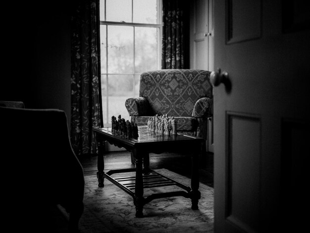 Photo empty chairs and table at home