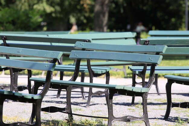 Photo empty chairs and table in park