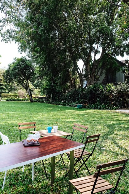 Photo empty chairs and table in park