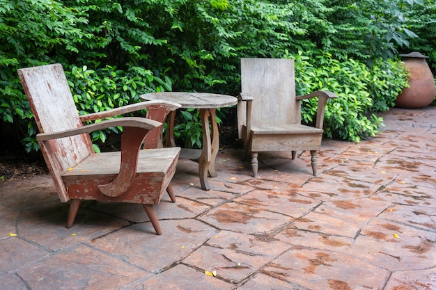 Photo empty chairs and table in park