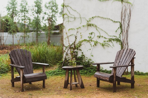 Photo empty chairs and table in park