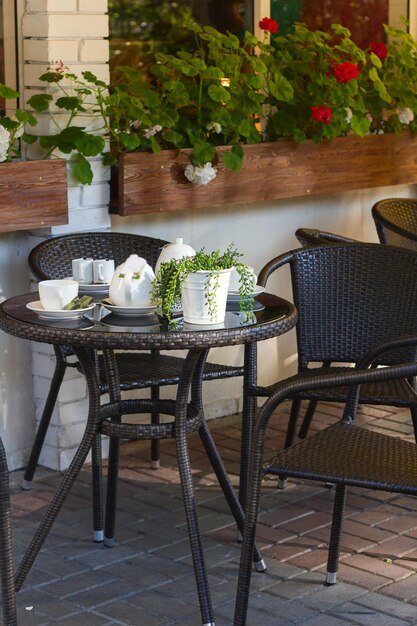 Photo empty chairs and table on potted plant