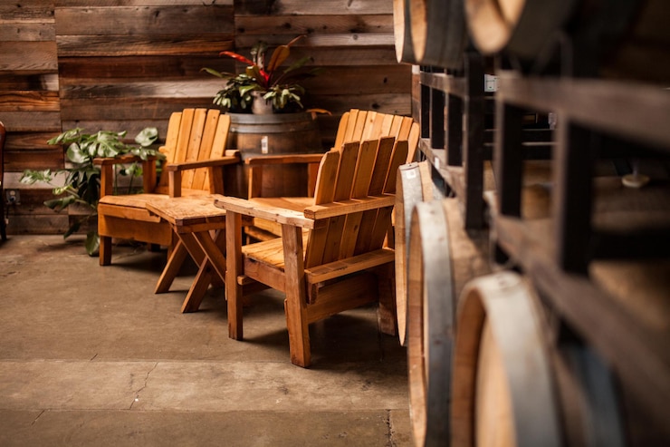 Photo empty chairs and table in restaurant
