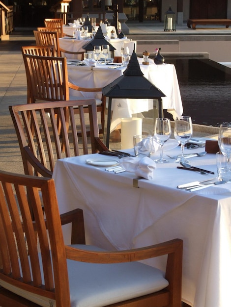 Photo empty chairs and table in restaurant