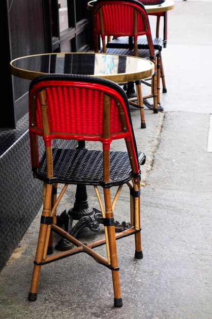 Photo empty chairs and table at sidewalk cafe