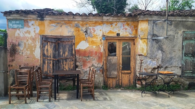 Foto sedie e tavoli vuoti contro il vecchio edificio