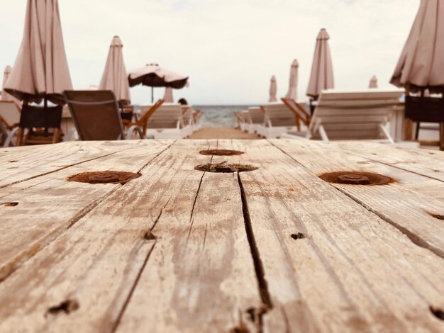 Photo empty chairs and tables against sky