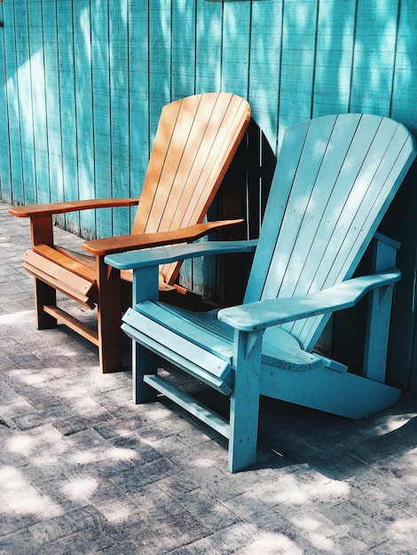 Photo empty chairs and tables on bench