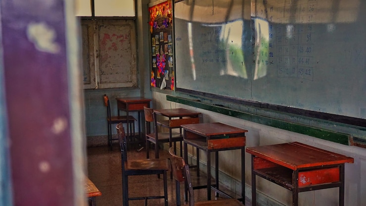 Photo empty chairs and tables in building