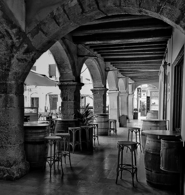 Photo empty chairs and tables in building