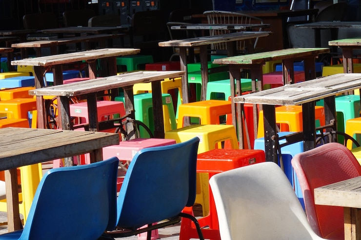 Photo empty chairs and tables in cafe
