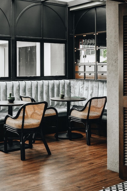 Photo empty chairs and tables in cafe