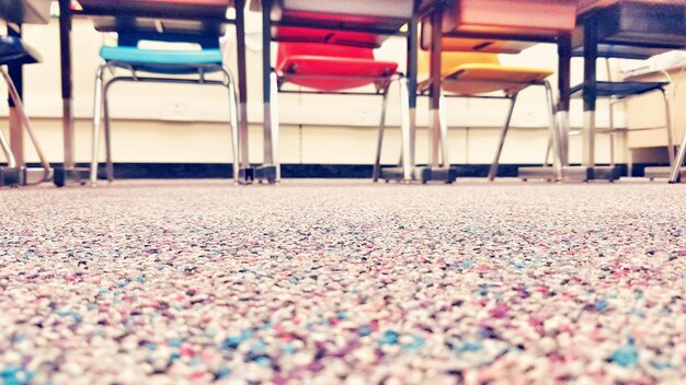 Photo empty chairs and tables on carpet