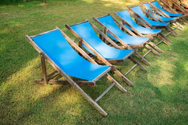 Photo empty chairs and tables on field