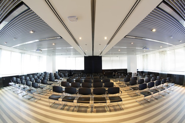 Photo empty chairs and tables in illuminated room