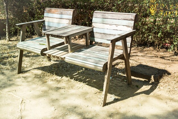 Photo empty chairs and tables in park