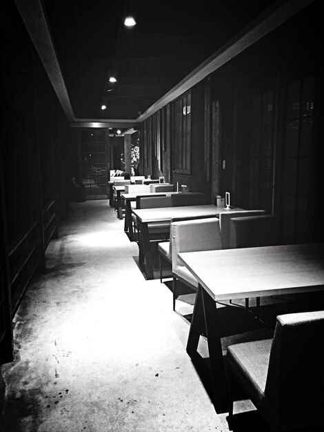 Photo empty chairs and tables in restaurant at night