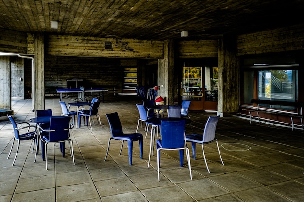 Photo empty chairs and tables in restaurant