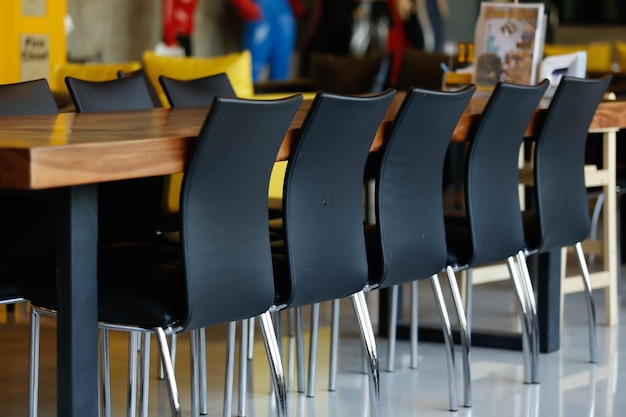 식당 의 빈 의자 와 테이블