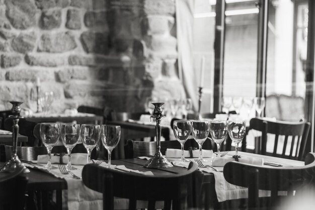 Photo empty chairs and tables in restaurant