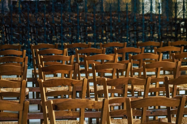 Photo empty chairs and tables in restaurant