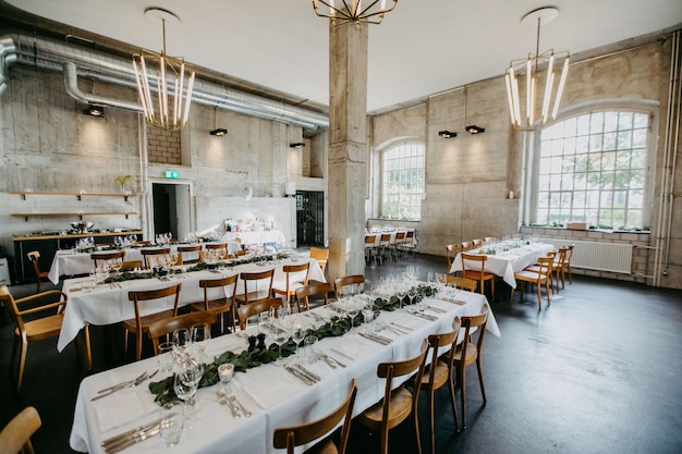 Foto sedie e tavoli vuoti in un ristorante