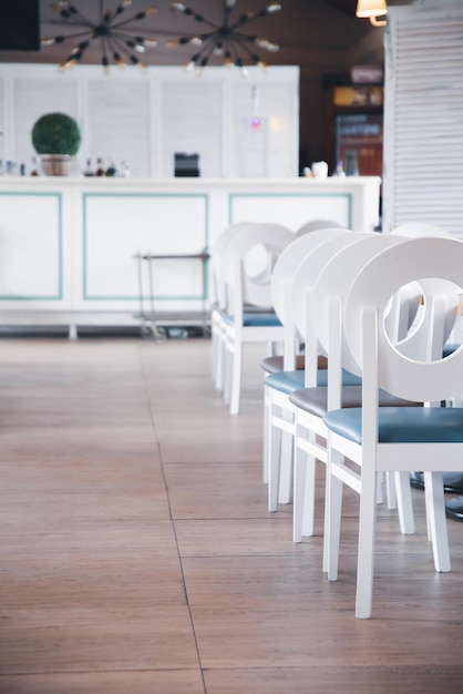 Пустые стулья и столы в ресторане