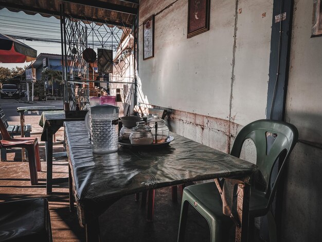 Photo empty chairs and tables in restaurant